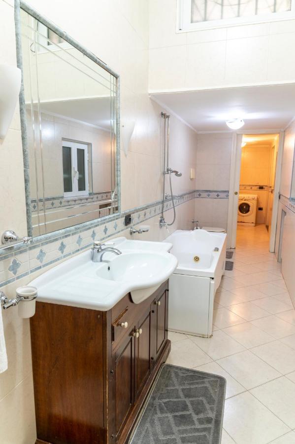 Deluxe Apartment With Garden In Vomero Naples Luaran gambar